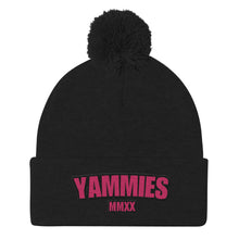 Cargar imagen en el visor de la galería, Gorro con pompón y logo grande de YAMMIES