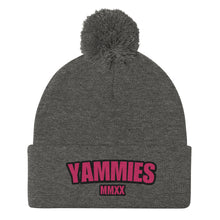 Cargar imagen en el visor de la galería, Gorro con pompón y logo grande de YAMMIES