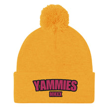 Cargar imagen en el visor de la galería, Gorro con pompón y logo grande de YAMMIES
