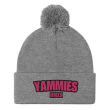 Cargar imagen en el visor de la galería, Gorro con pompón y logo grande de YAMMIES
