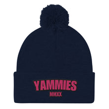 Cargar imagen en el visor de la galería, Gorro con pompón y logo grande de YAMMIES