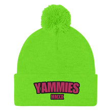 Cargar imagen en el visor de la galería, Gorro con pompón y logo grande de YAMMIES