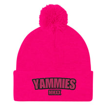 Cargar imagen en el visor de la galería, Gorro con pompón y logo grande de YAMMIES