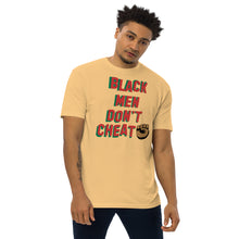 Cargar imagen en el visor de la galería, Camisetas premium con el mensaje &quot;Los hombres negros no engañan&quot;
